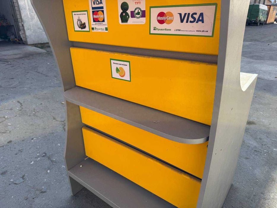 Б/В Стіл з нішами та жовтими вставками