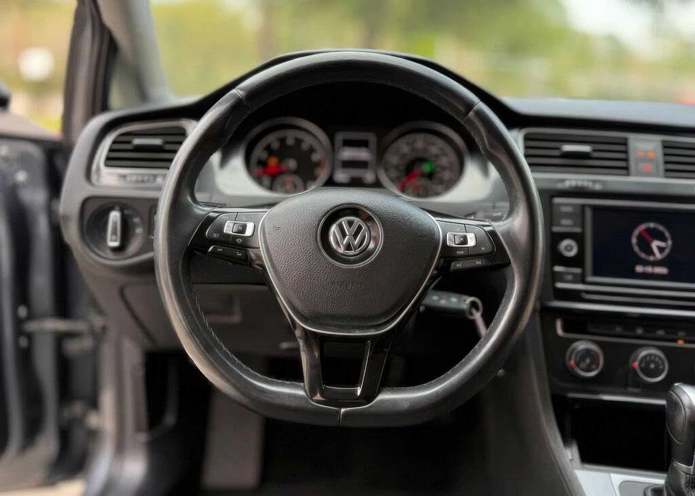 Volkswagen Golf      2020