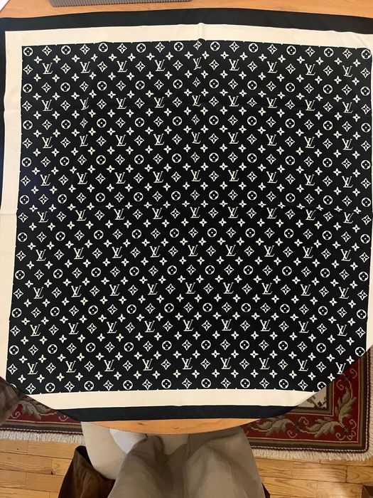 Lenço Louis Vuitton