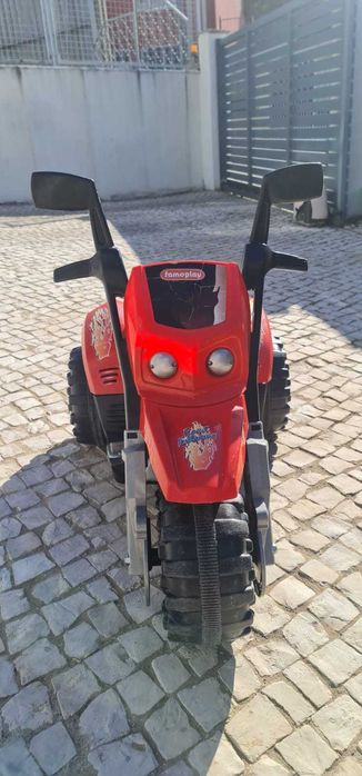 Moto 4 eléctrica (criança)