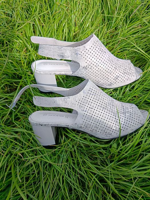 Жіночі босоніжки нові