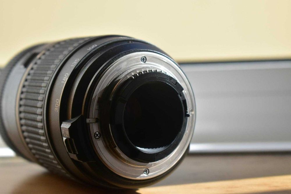 Tamron 70-300mm f/4-5.6 Di LD Macro Nikon F-Mount