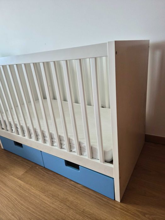 Cama de grades para bebé com gavetas azuis + colchão
