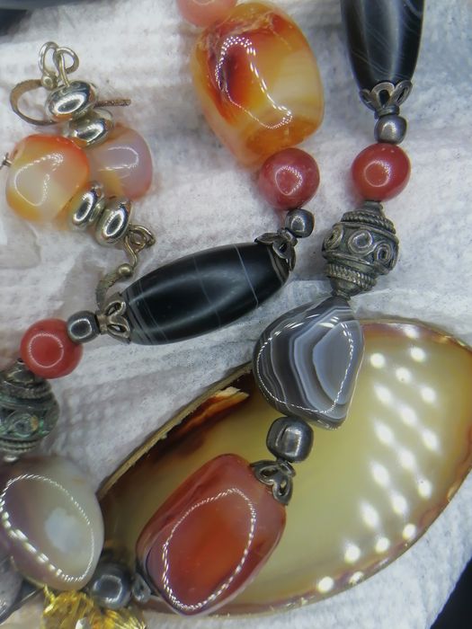 Lindo colar com brincos e medalha de coralinas