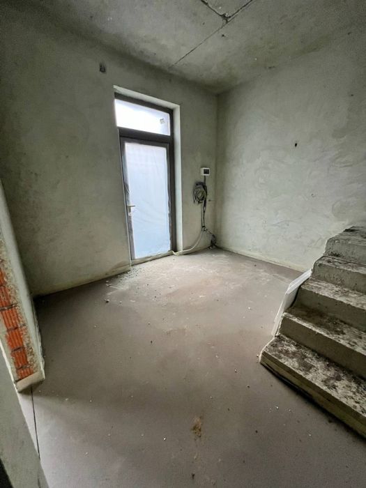 Продаж котеджів з приватним басейном у місті, біля лісу