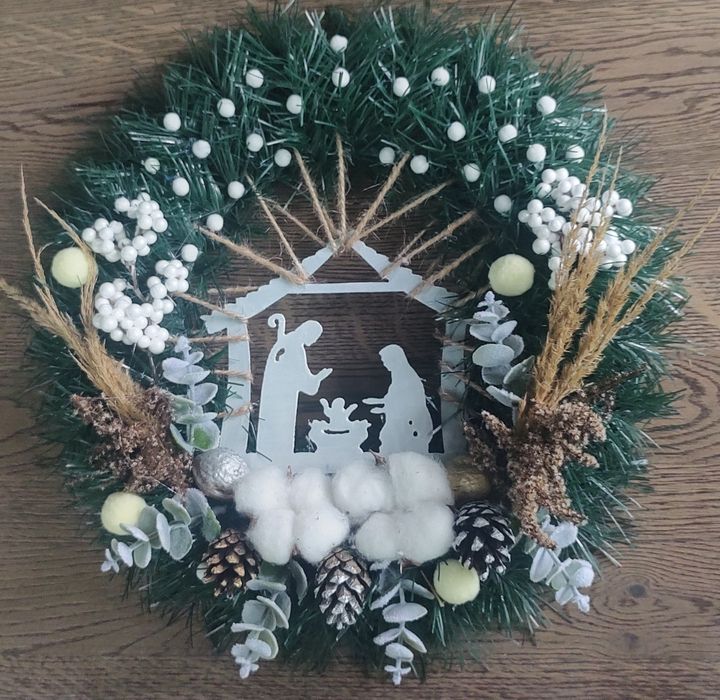 Новорічні різдвяні віночки на двері комод