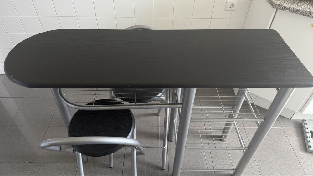 Mesa cozinha com bancos