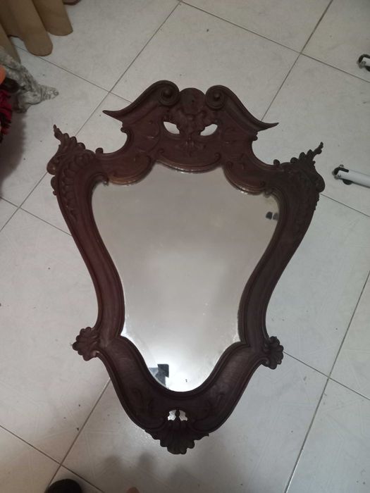 Espelho grande com rebordo de madeira