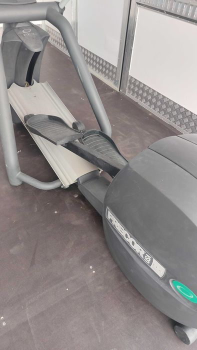 Maquina de ginasio ginastica profissional Precor EFX 546