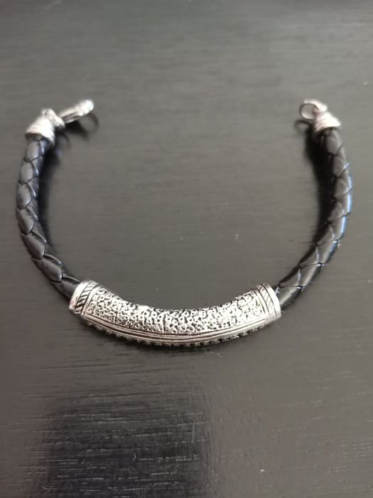 Pulseira preta entrançada