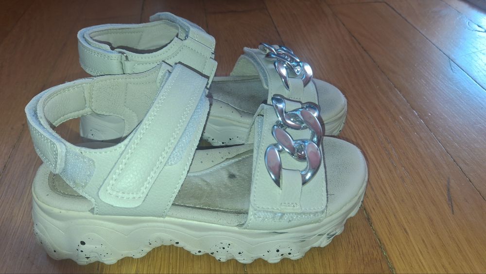 Босоніжки для дівчинки у чудовому стані