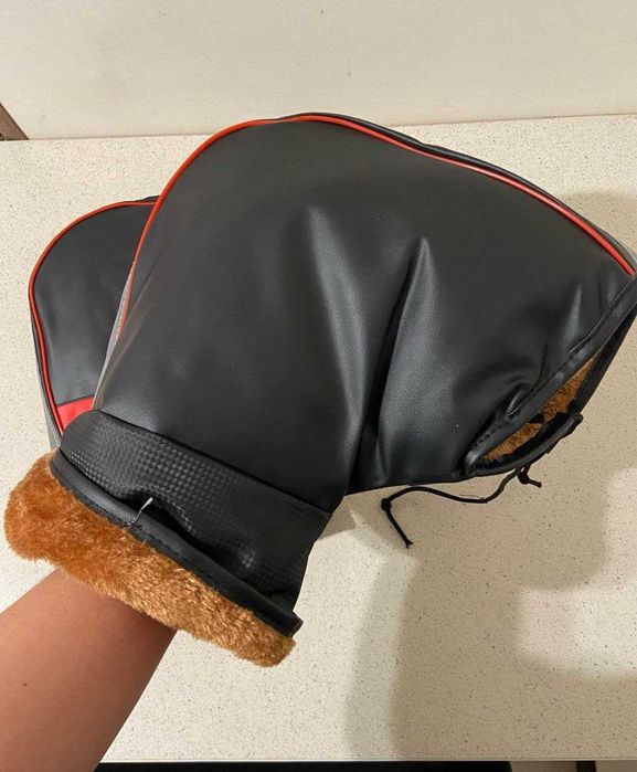 Муфти на кермо велосипеда або мотоцикла.