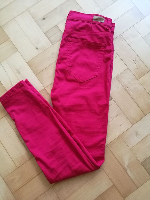 Malinowe spodnie Pull&Bear