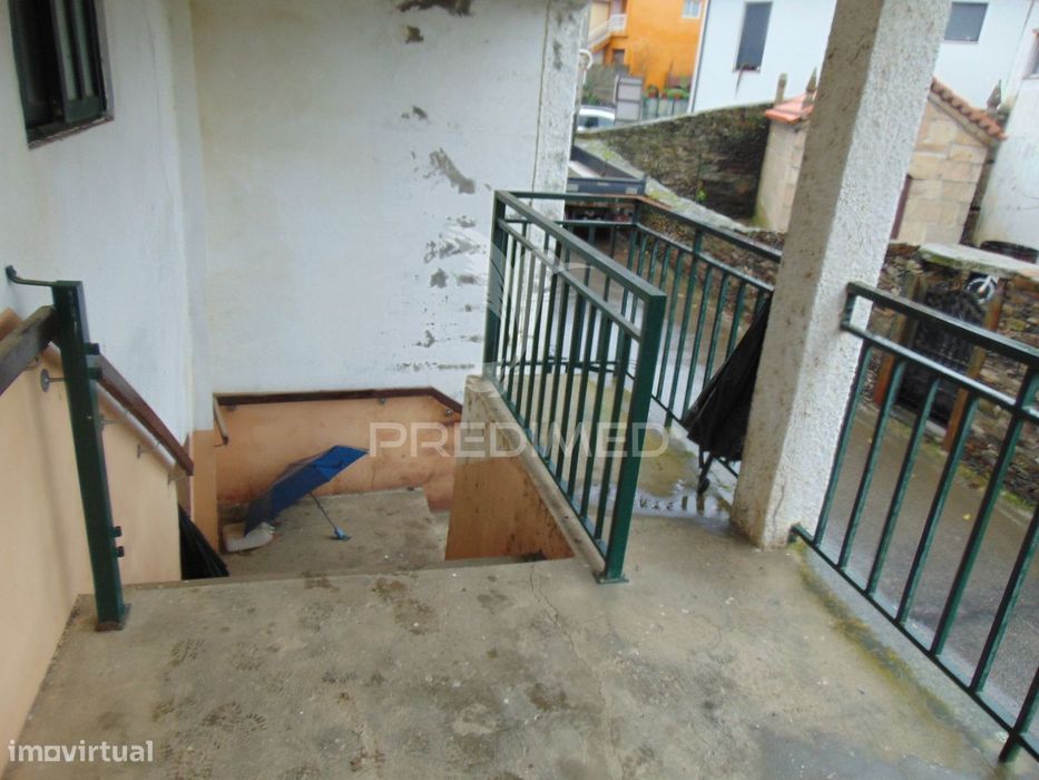 Moradia geminada para restaurar em Vila Real