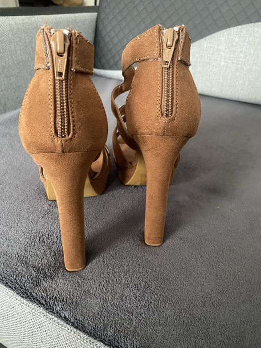 Buty na wysokim  obcasie