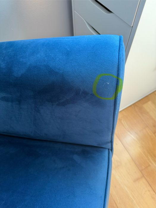 Cadeirão estilo retro com tecido veludo azul e pés de carvalho natural