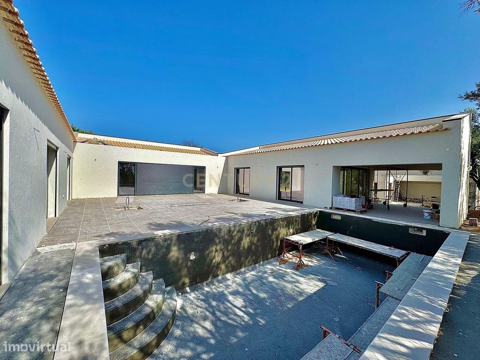 Luxuosa Moradia T4 com Piscina em Localização Privilegiada