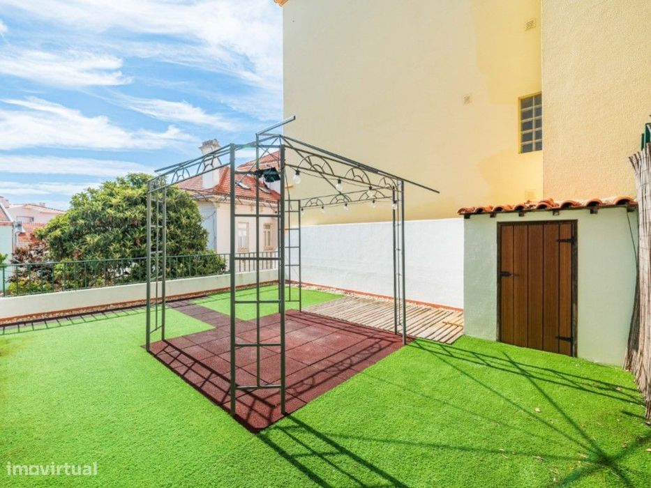 T2 com Logradouro e Parqueamento. Um Refúgio no Coração do Estoril