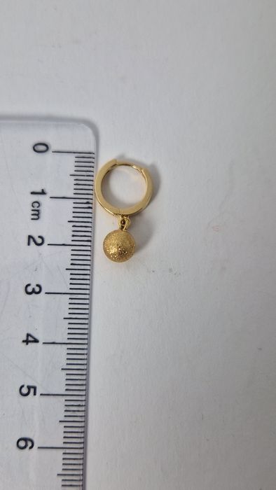 Złote kolczyki wiszące szlifowanie kulki grube