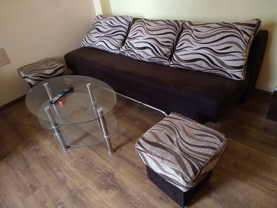 Sofa rozkładana z pufami