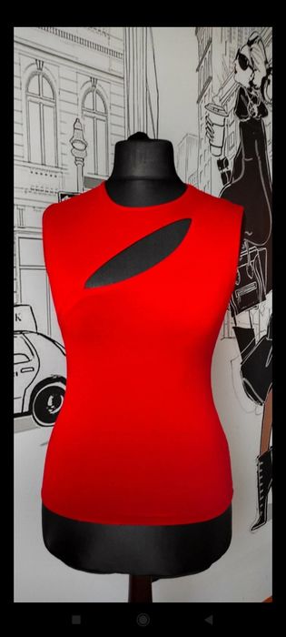 Damska czerwona bluzka z rozcięciem na dekolcie lato