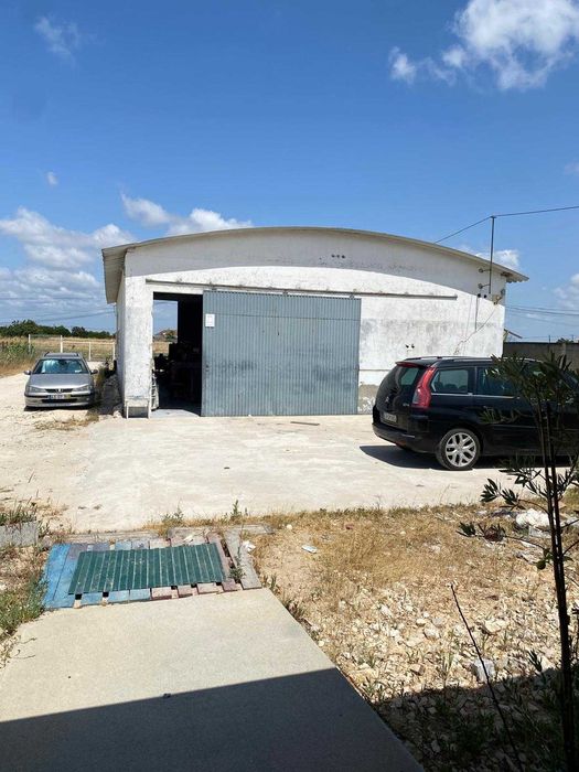Arrenda-se Armazem com 200m2, em Benavente, só com contracto.