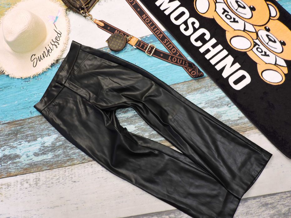 Stradivarius skórzane czarne spodnie rozchylane nogawki M