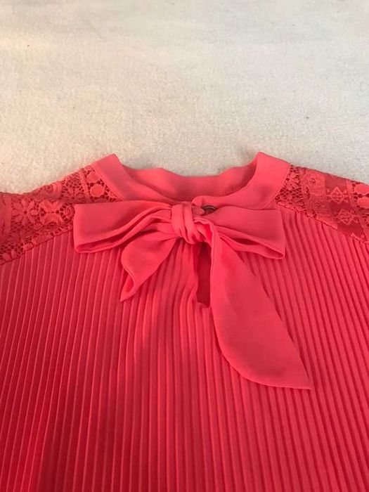 Blusa cor de rosa rendada