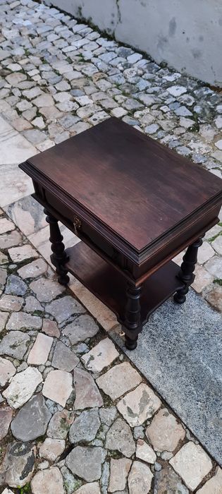 Mesa em madeira escura