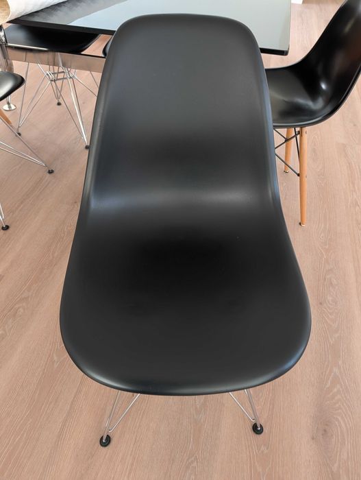 Mesa de jantar Calligaris elegante com tampo de vidro preto e seis cadeiras