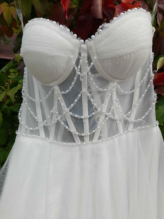 Весільна сукня зі шлейфом