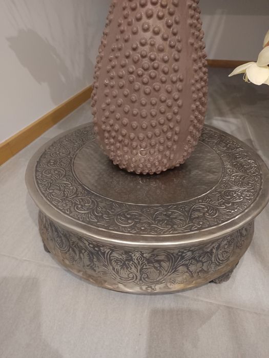 Conjunto Decorativo Completo – Mesa Oriental Metálica + Vaso e Orquídeas