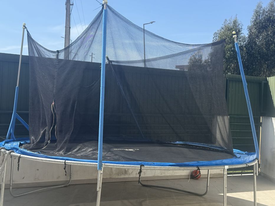 Trampolim grande cerca de 3 metros e pouco