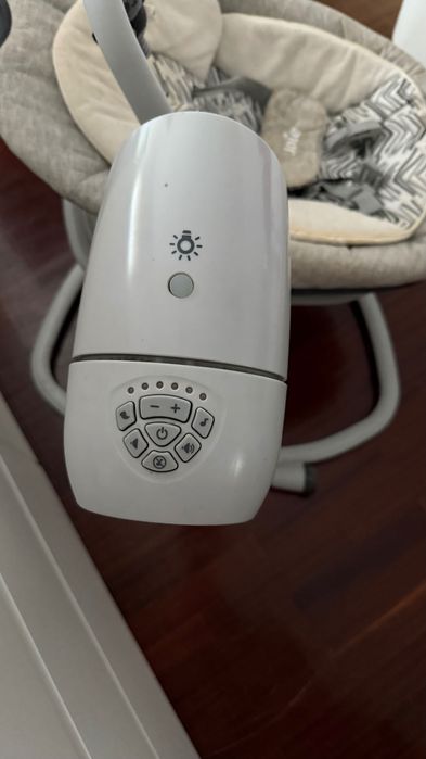 Cadeira de Balanço Joie – Música, Vibração e Movimento Automático