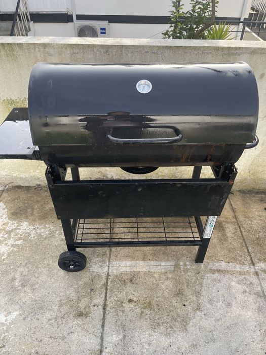 Churrasqueira com tampo a bafo