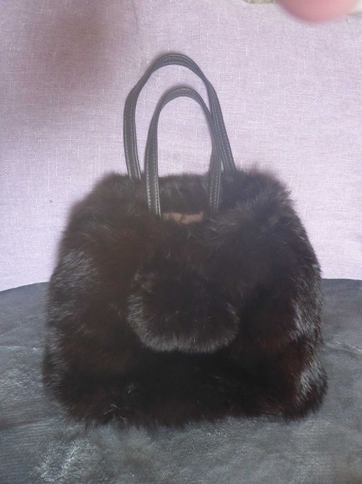 FIORETTI Mala castanha de mão - pelo genuíno de animal, com 2 pompons