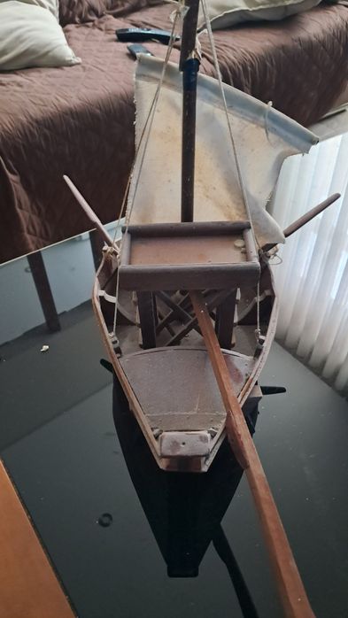 Barco artesanal tipo rebelo com pipas