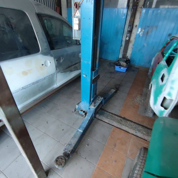 Podnośnik dwukolumnowy hydrauliczny.