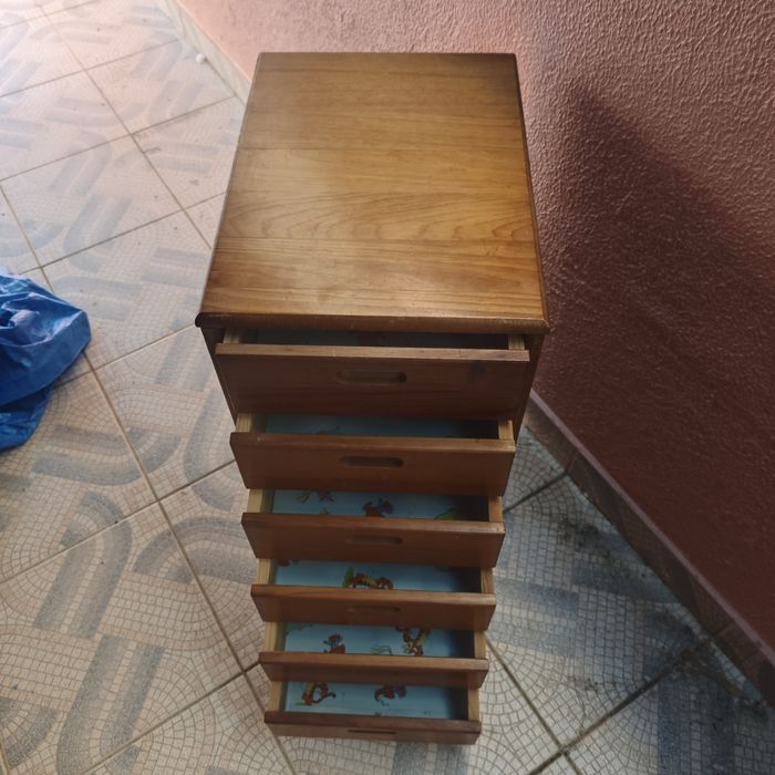 Móvel guarda documentos com rodinhas