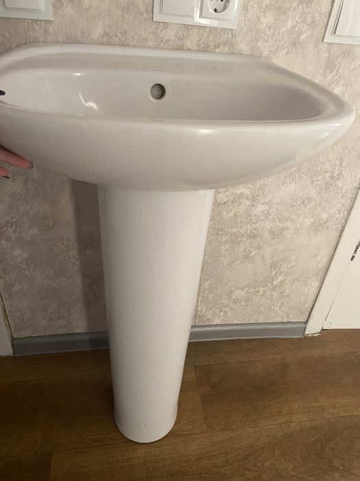 Умивальник з ніжкою