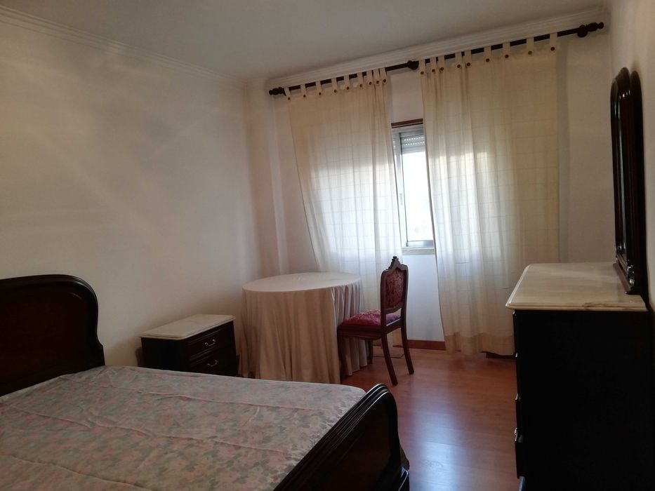 Aluga-se quarto individual no Lumiar a estudante