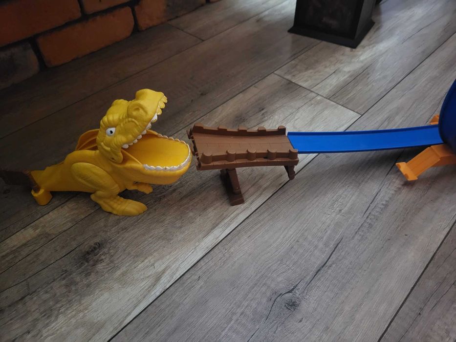 Duzy tor samochodowy dino