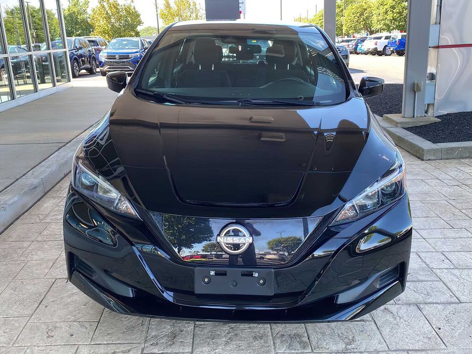 Nissan LEAF      2023