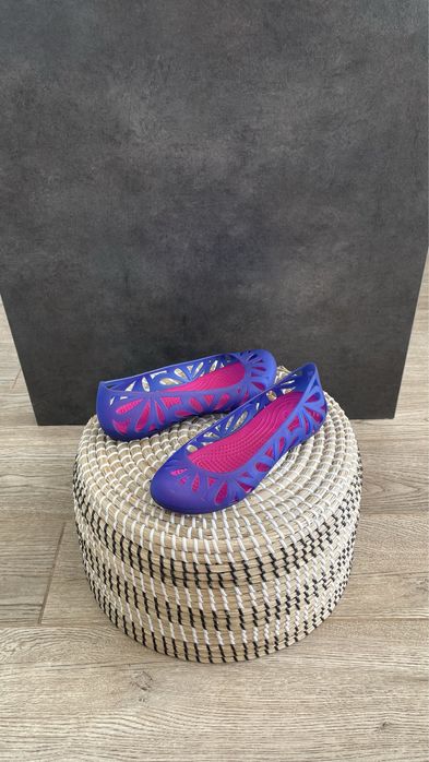 Crocs baleriny Adrina III Flat Cerulean Blue/Candy Pink W6 36/37