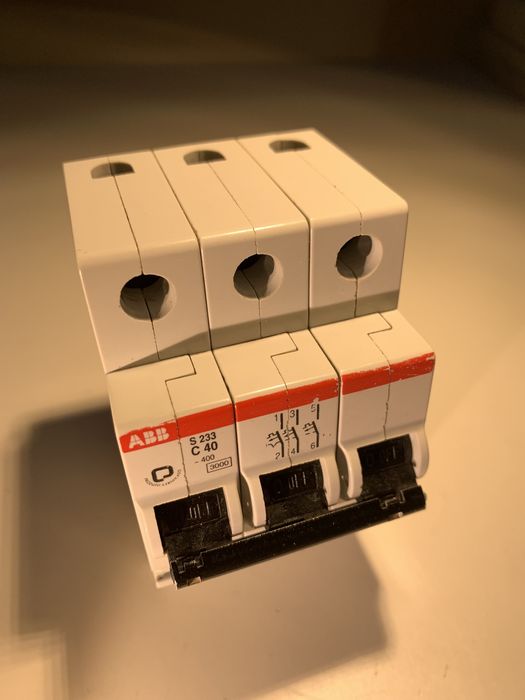 Disjuntor triplo ABB de 40A com pente