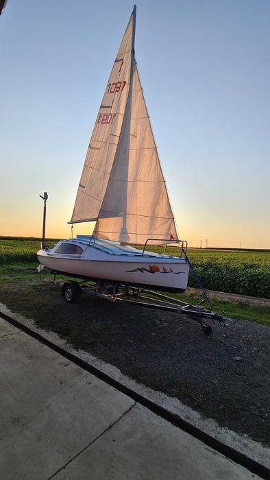 Jacht  żaglowy Jollenkreuzer 15 Backdecker z przyczepą.