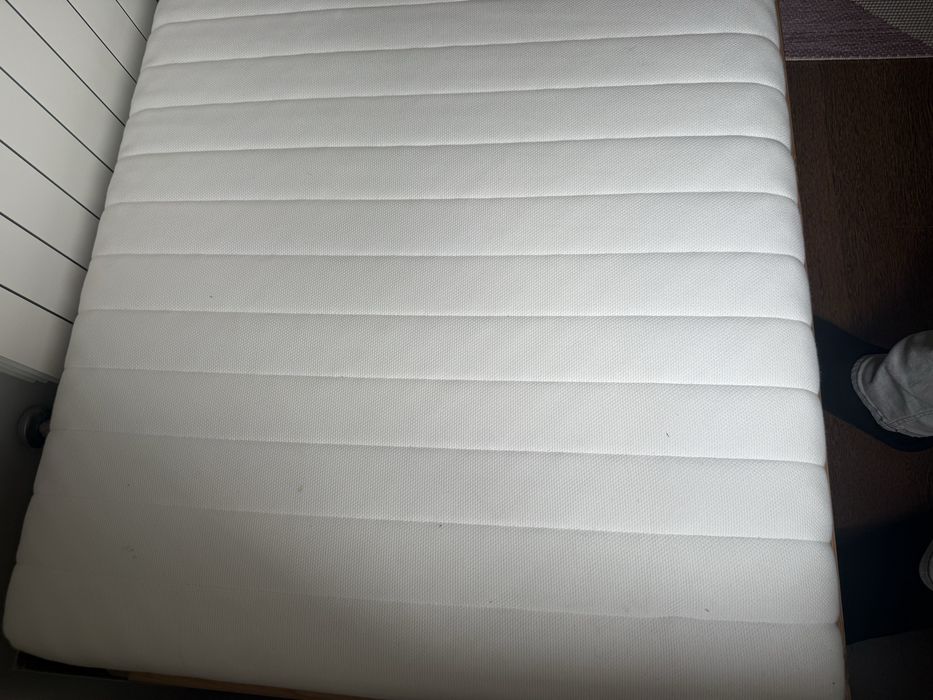 Uma Cama IKEA individual com dois colchões, medida 80x200 cm