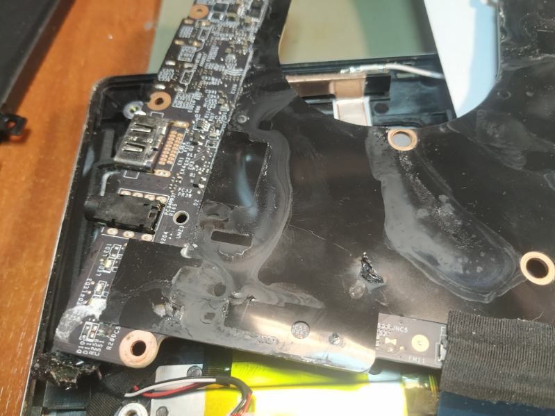 Laptop MSI Prestige 16 na części