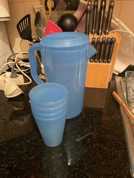 jarro azul com copos de plastico para campismo