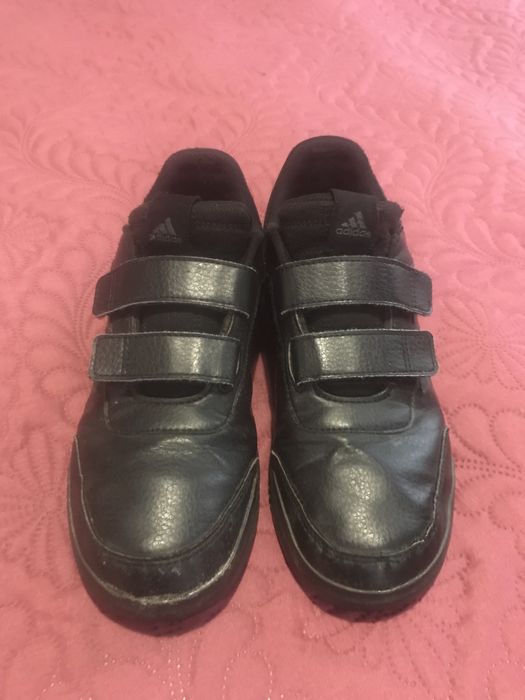 Взуття кросівки